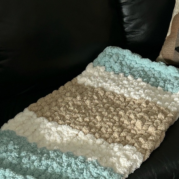 Handmade chunky knit tri coloured pet bed. Mint, cream and tan coloured. - Picture 9 of 10
